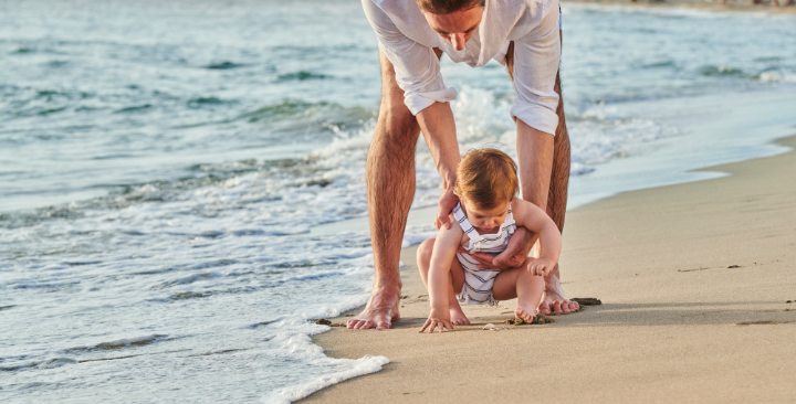 https://www.chicco.es/dw/image/v2/BJJJ_PRD/on/demandware.static/-/Sites-Chicco-Spain-Library/default/dw7207cb44/shared/720X366_NURSING_SUNSCREENS_DAD AND LITTLE GIRL.png